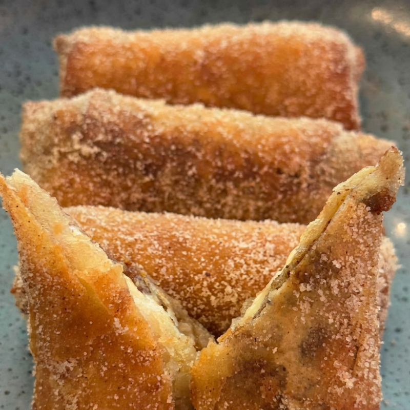 Crocante rolinho doce com duas opções de sabor, banana com canela ou romeu e julieta. 3 unidades.