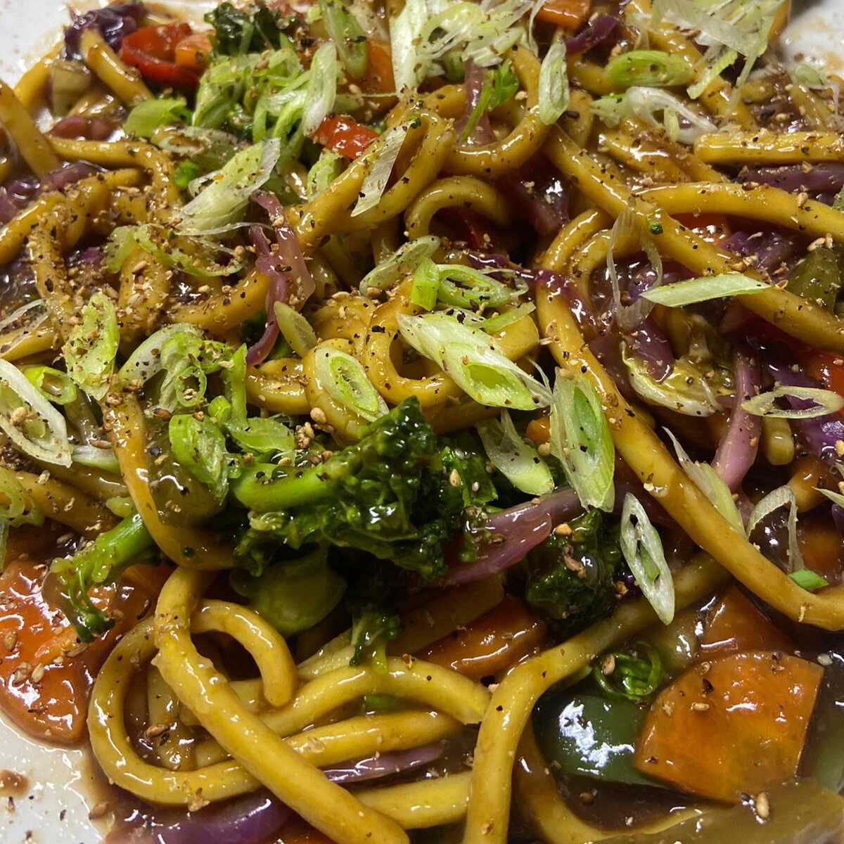 Yakisoba Tradicional 600g Carne macia, Frango suculento + molho intenso + REFRI 200ML GRÁTIS