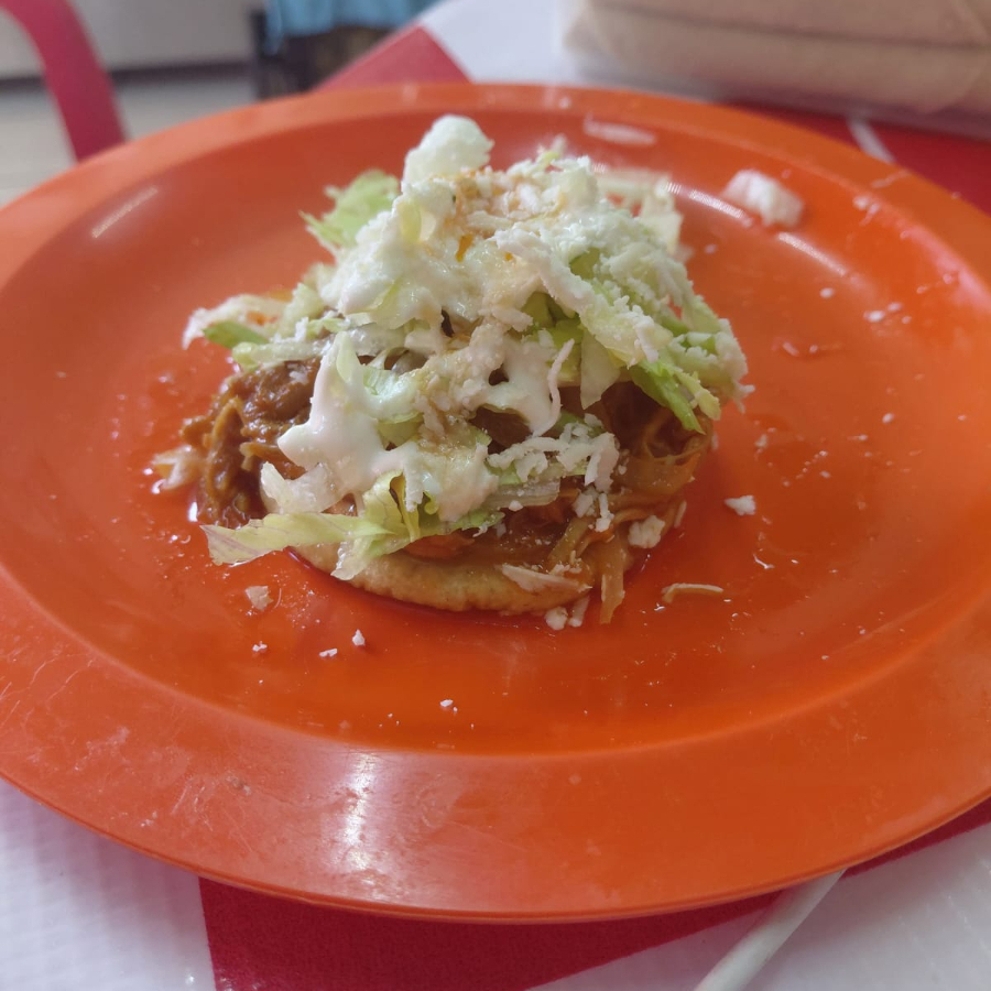 Mini sope (con lechuga, crema, queso y salsa al gusto)