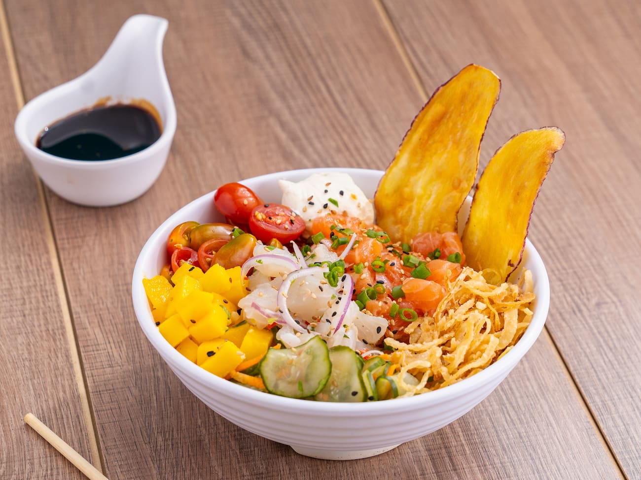 (Arroz Japonês e Bifum, Sunomono, Manga, Tomate cereja, Molho Ponzu, Chips de Batata doce, crispy de cebola e cream cheese)