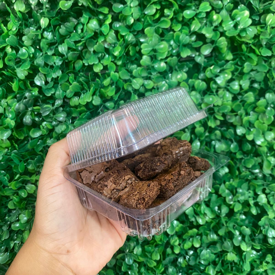 Deliciosos pedaços de brownie, feitos com chocolate nobre e meio amargo, com a casquinha que derrete na boca!