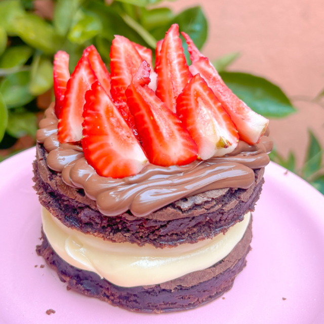 Brownie, ninho cremoso, nutella e morangos