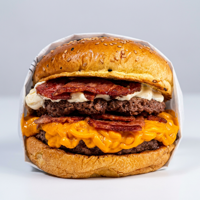 Pão de brioche, 2 hambúrgueres artesanal de carne bovina (120gr cada), bacon, cream cheese, cheddar, anéis de cebola empanada, molho Bbq. Acompanhado de batata frita e molho especial.