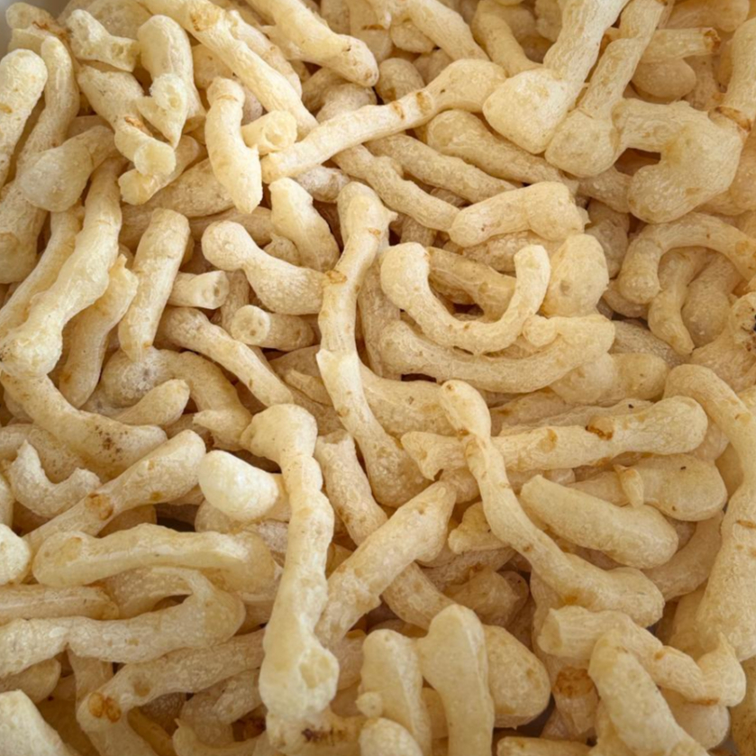 Leve, crocante e com aquele sabor típico mineiro que derrete na boca. Pacote de biscoito de polvilho com queijo de 200g.