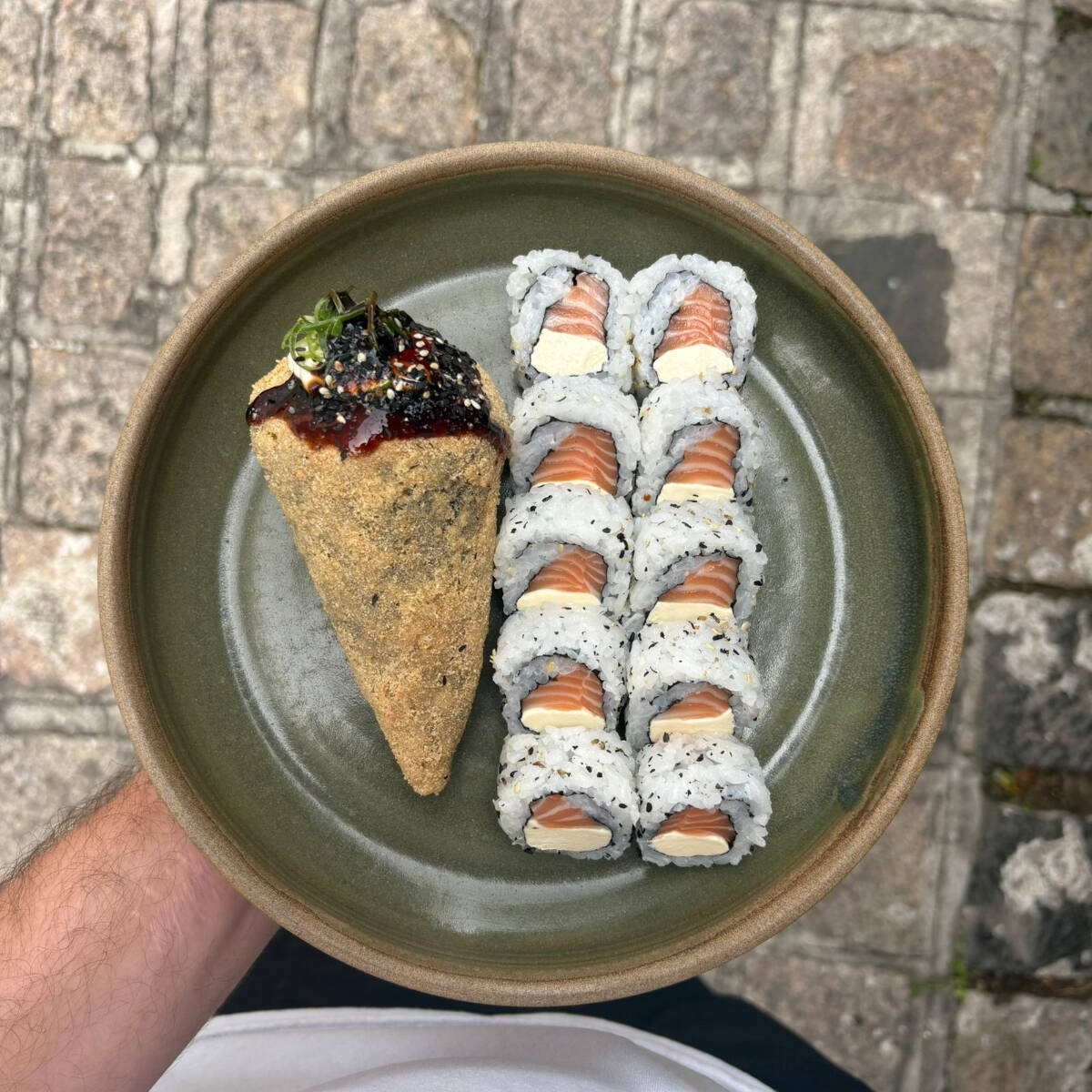1 temaki Hot; 10 Uramaki Fladélfia