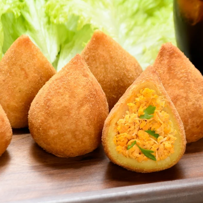 Coxinha com delicioso recheio de frango e casquinha crocante, empanada em farinha panko.