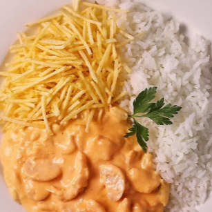 Nesse delicioso prato você ainda receberá como acompanhamento Arroz e Fritas. Nós da Padaria Forno do Dão preparamos nossos pratos com muito carinho e capricho. Temos certeza que você vai adorar.