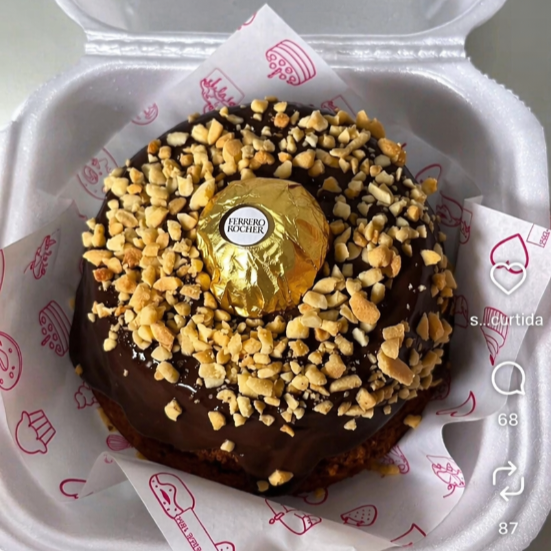 Mini bolo vulcão com massa fofinha de chocolate com recheio de brigadeiro cremoso, finalizado com amendoim triturado, Nutella original e bombom Ferrero.