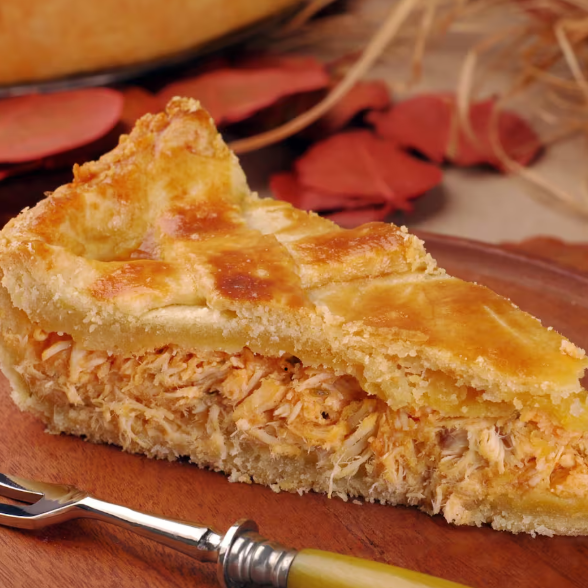 Torta caseira com massa leve e dourada, recheada com frango desfiado bem temperado, cremoso e cheio de sabor.