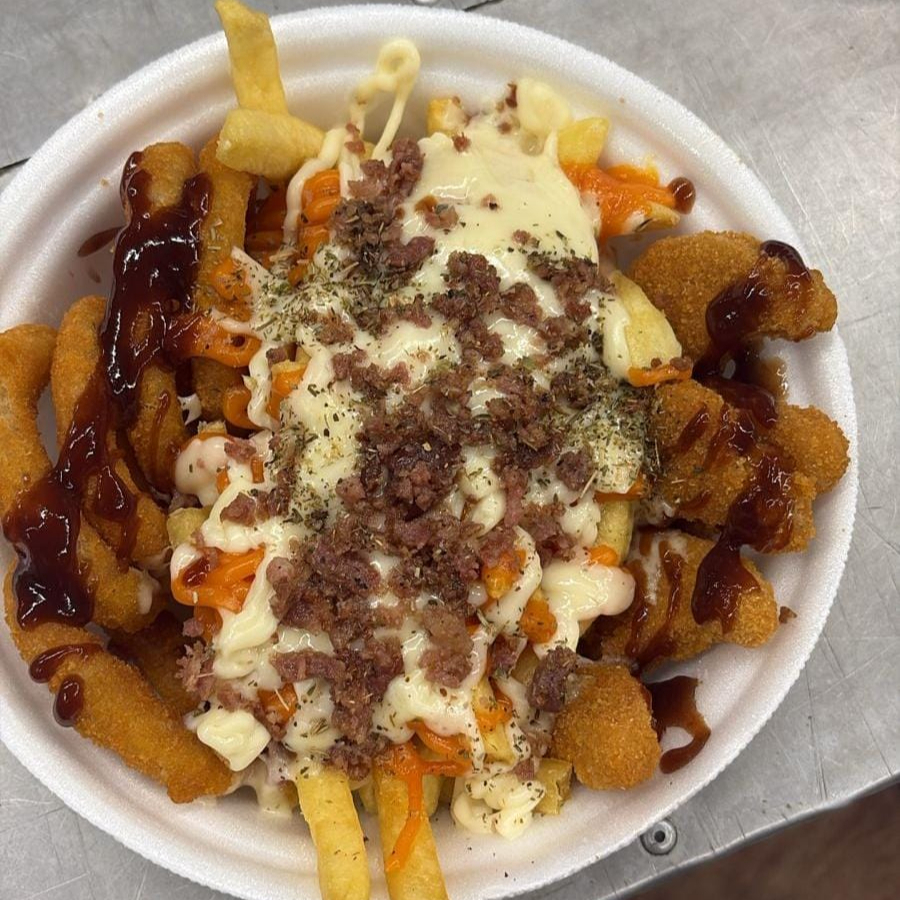 Batata frita, queijo, orégano, alho torrado, cheddar, requeijao, bacon, calabresa, 5anéis de cebola e 5nugget