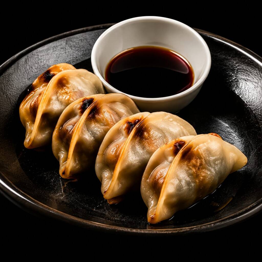 Pastéis recheados com carne de porco temperada e vegetais, cozidos no vapor e levemente grelhados.
