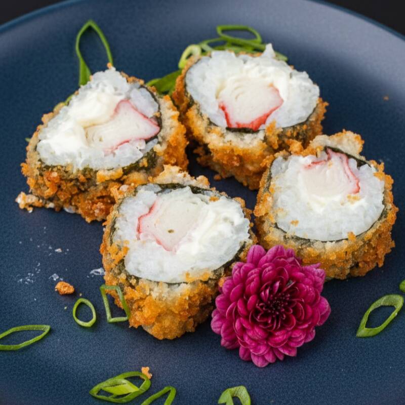 Kani, arroz japonês empanado, cream cheese, gergelim e cebolinha.