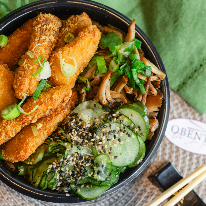 Bowl Lombo empanado com base de arroz yakimeshi ou Gohan, acompanha pepino sunomono, cogumelos shimeji e a proteína empanada finalizada com cebolinha.