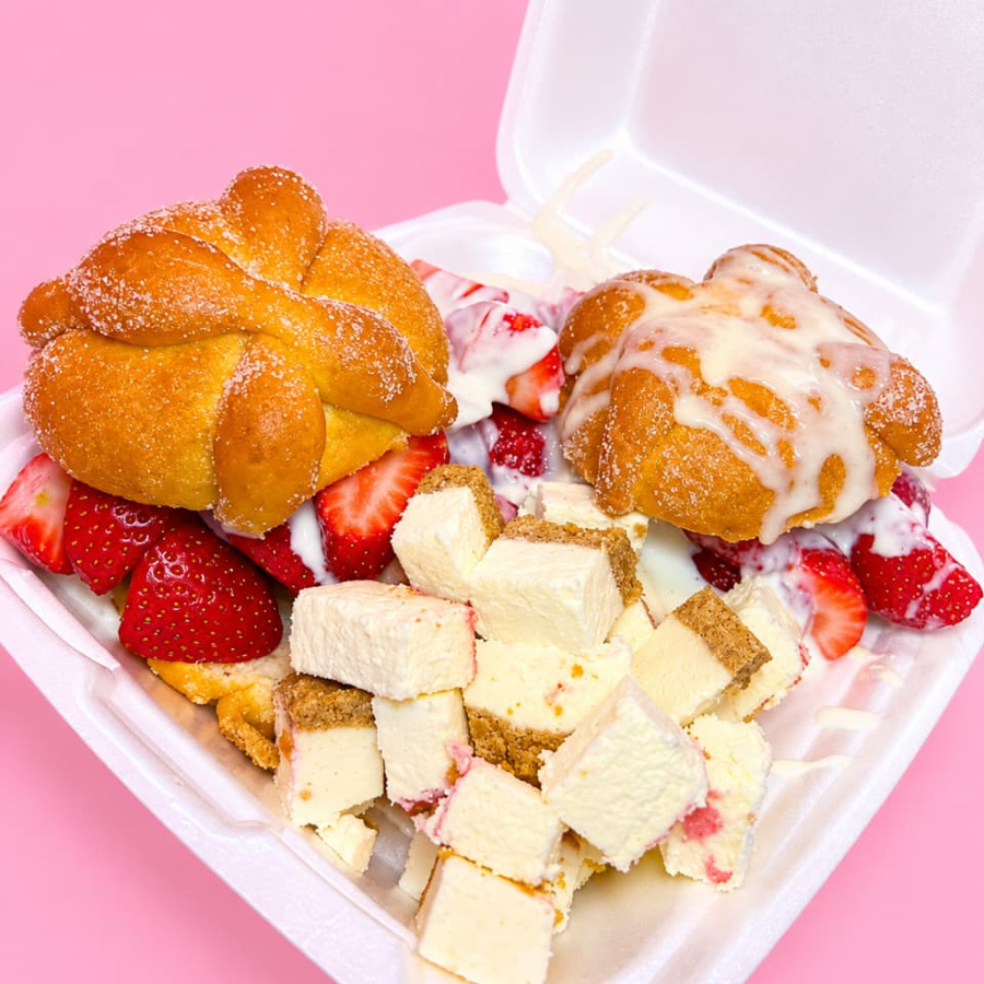 (Pan de Muerto Fresas + Fresas Vaso 20oz) Clasica