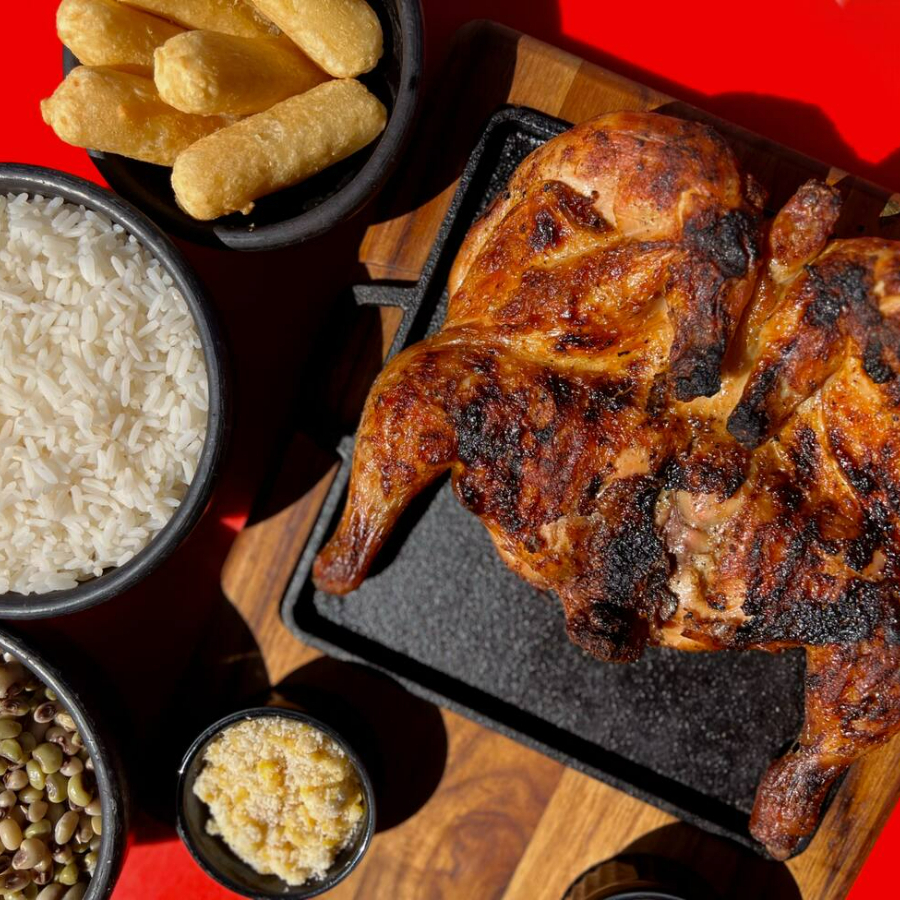 Acompanha um feijão caipira (com ovos e farofa), arroz , macaxeira frita, farofa e vinagrete