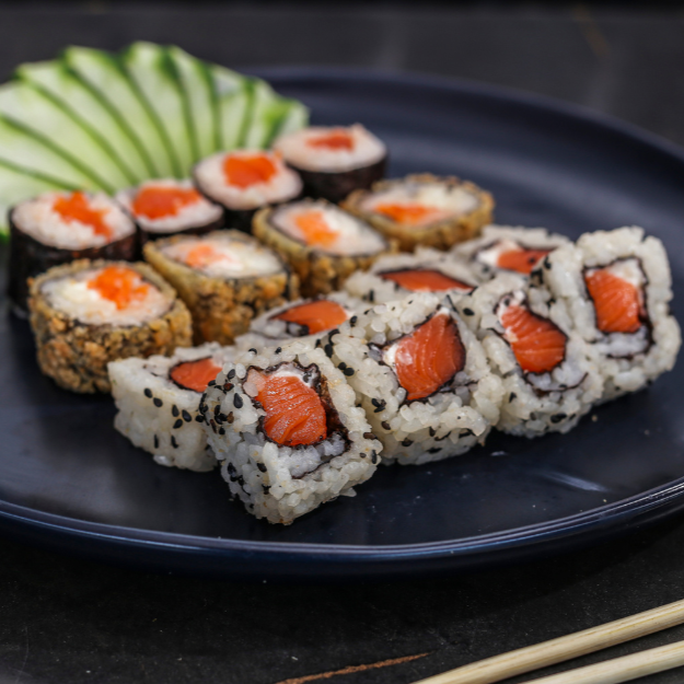 08 Uramaki de Salmão, 04 Hossomaki de Salmão e 04 Carioca de Salmão