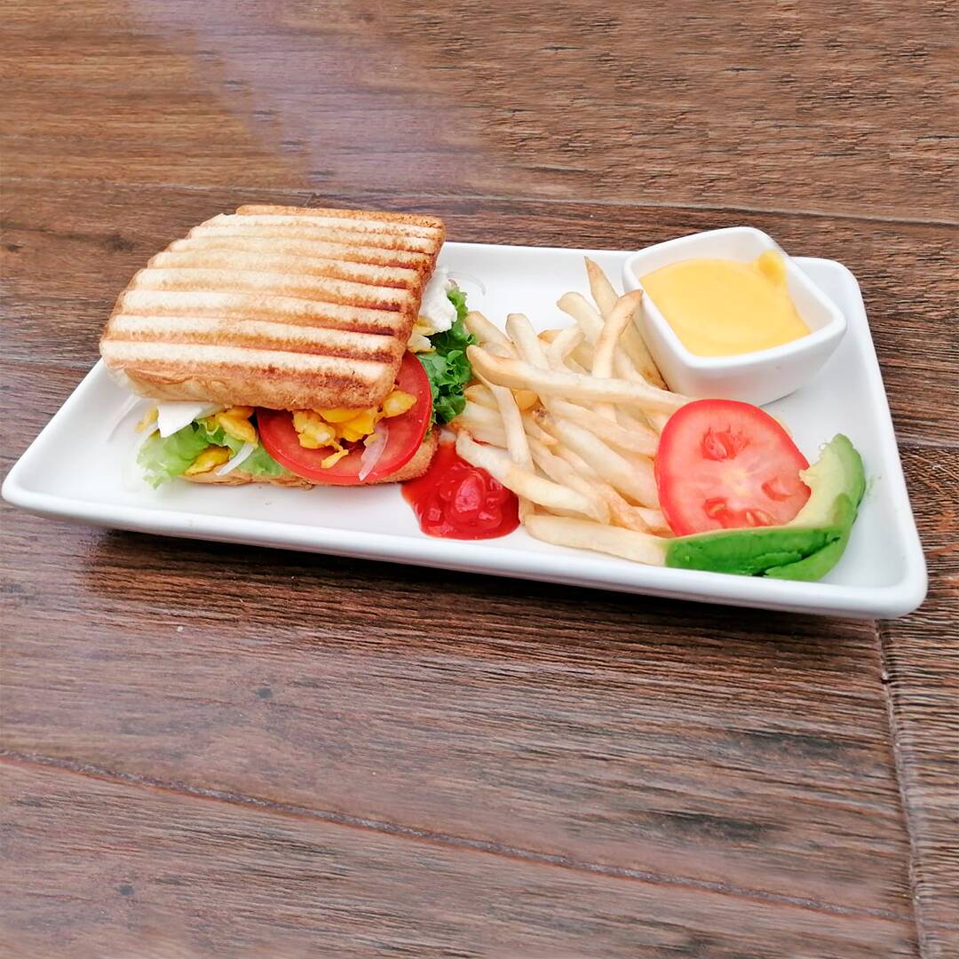 Sándwich Teseo (Huevo Revuelto y Queso Panela)