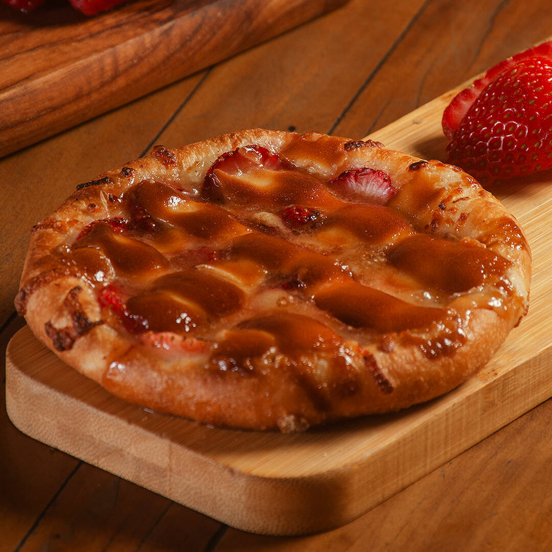 Morango caramelizado com camadas crocantes de chocolate branco