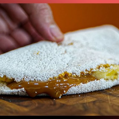 Delicioso pastel com recheio de doce de leite e bananas maduras picadas.