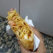 molho de tomate, 2 salsicha, milho,ervilha, mussarela, pimentão, cebola, tomate, passas, ovo codorna, azeitona, queijo parmesão, Ketchup, maionese e mostarda e batata palha