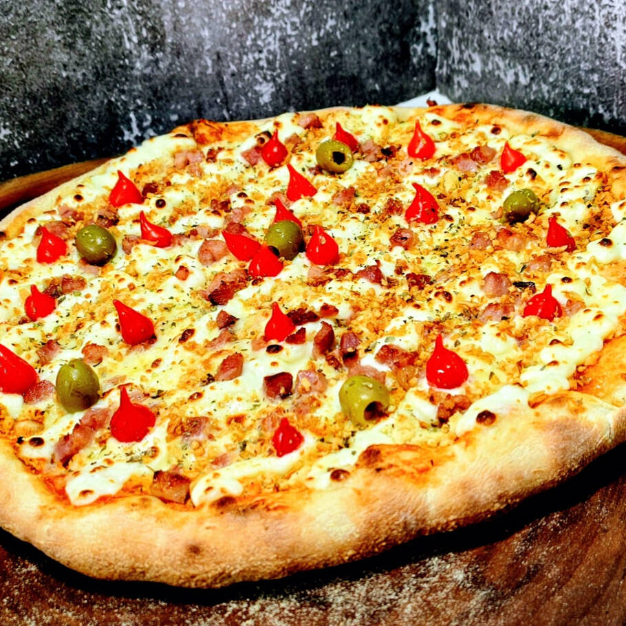 MASSA / MOLHO TOMATE / FRANGO DESFIADO / MUSSARELA / CATUPIRY / BACON / PIMENTA BIQUINHO/ ALHO FRITO / AZEITONA E ORÉGANO.