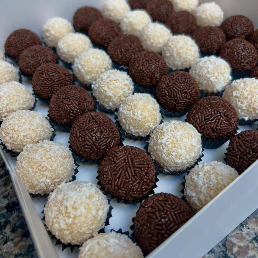 Combao contendo 25 brigadeiros e 25 beijinhos