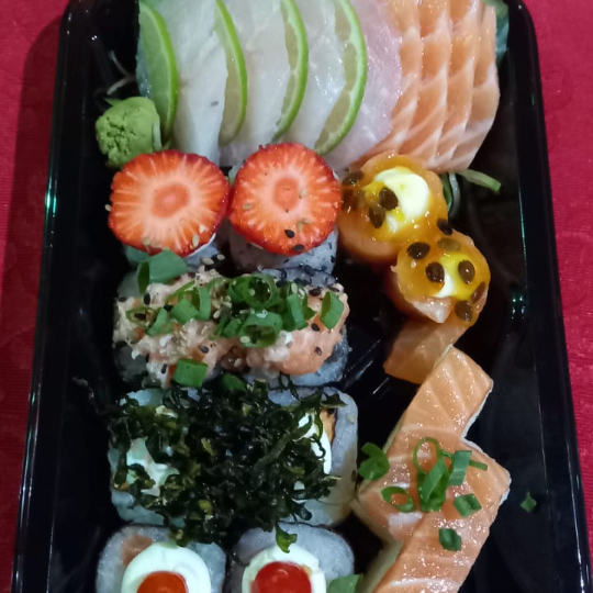 3 sashimis de salmão3 sashimis de saint peter2 gunkans de salmão2 niguiris8 sushis variados