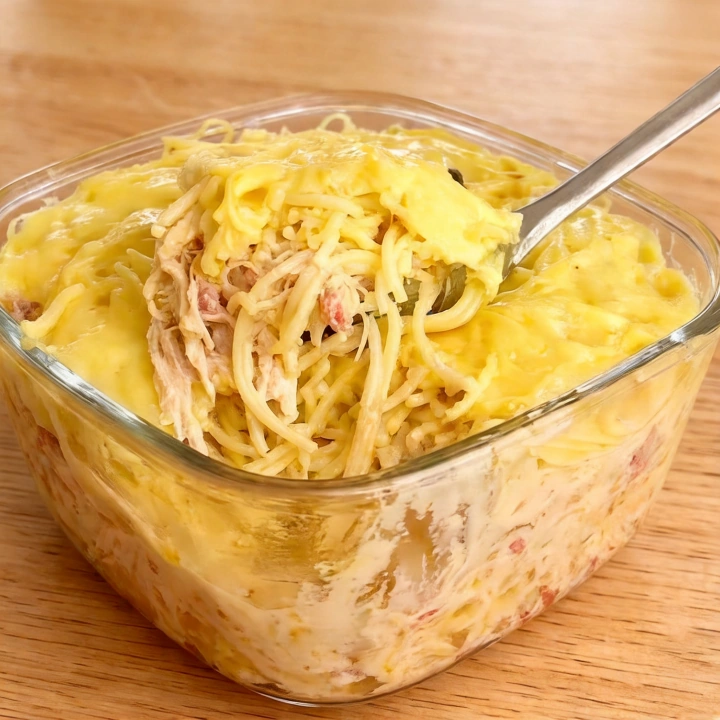 Descubra o porquê do nosso 'Espaguete ao Forno' ser uma das 'Massas Mais Desejadas da Cidade'. Uma combinação perfeita e irresistível de espaguete al dente, generosamente coberto com nosso autêntico molho à bolonhesa, envolto em pedaços suculentos de presunto. A cremosidade do prato é garantida pelo nosso rico creme de leite, finalizado com uma camada generosa de mussarela derretida. Uma verdadeira sinfonia de sabores que você vai adorar. *Foto ilustrativa*.