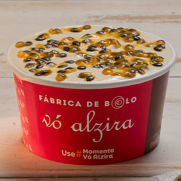 Bolo de Pote caseiro, feito com duas camadas de bolo de maracujá, com recheio e cobertura deliciosa de mousse de maracujá, finalizado com as sementes de maracujá. Imagem meramente ilustrativa.