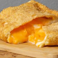 Pastel crocante com recheio de catupiry, cheddar e queijo mussarela derretido.