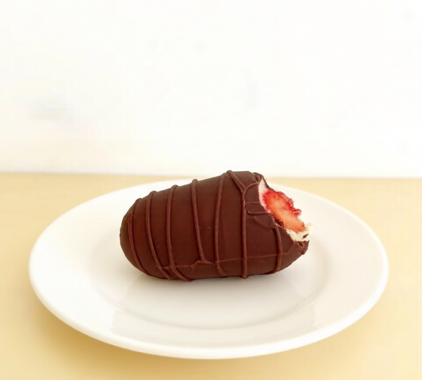 O bombom de morango com Ninho possui uma camada de chocolate recheada com brigadeiro de leite Ninho e morangos, oferecendo uma combinação cremosa, doce e refrescante