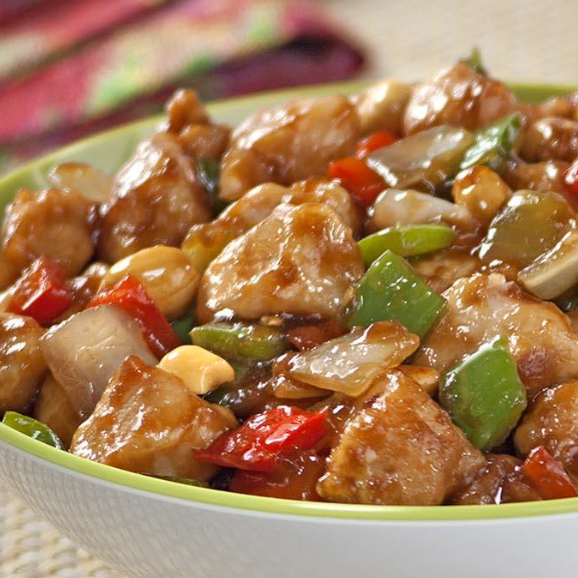 Experimente o frango xadrez ao molho curry, uma fusão de sabores exóticos com cubos de frango, cenoura e cebolas, que proporcionam uma experiência única.