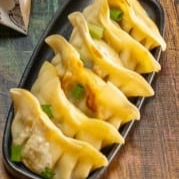 Gyoza é um delicioso bolinho selado na chapa, feito com uma massa fina a base de trigo, recheada com carne e/ou legumes.
*Imagem meramente ilustrativa.