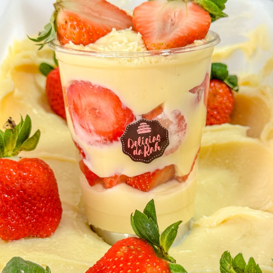 Uma dose do melhor cremoso de Leite Ninho® intercalados com morangos frescos , doce na medida e irresistível! Copo Bolha 200ML