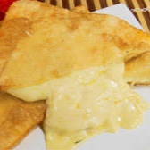 Pastel de Mussarela, Parmesão, Provolone e Catupiry.