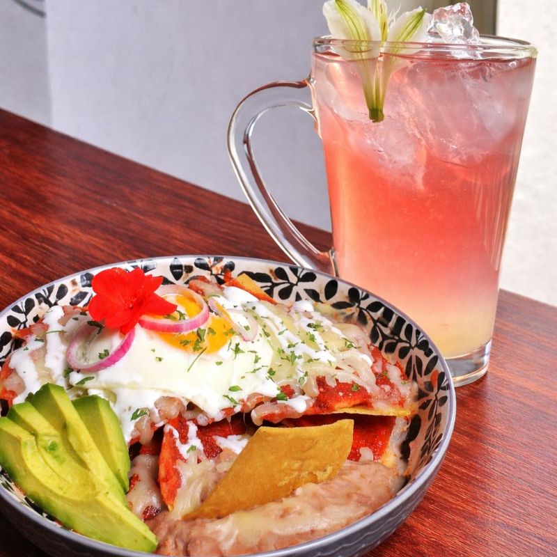 Combo Chilaquiles con Salsa de Jamaica