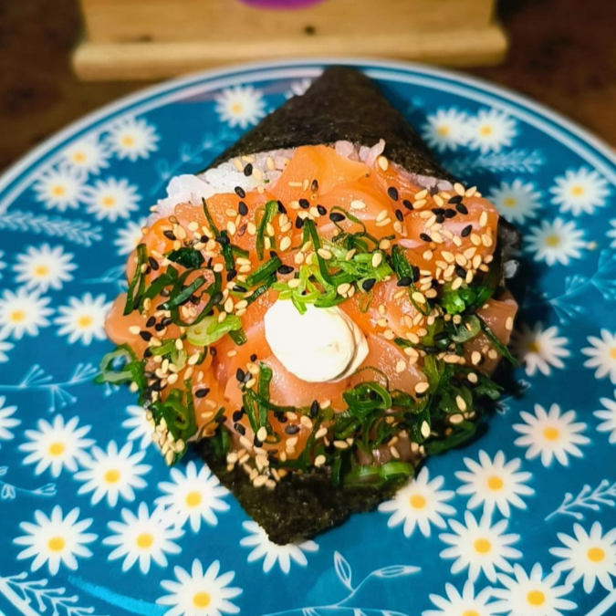 Nori, arroz japonês, salmão e cebolinha
