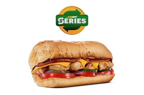 Pão 3 Queijos, Frango Assado com molho Barbecue, Queijo Cheddar em Dobro, Bacon, Tomate, Cebola Roxa, Picles e Molho Barbecue