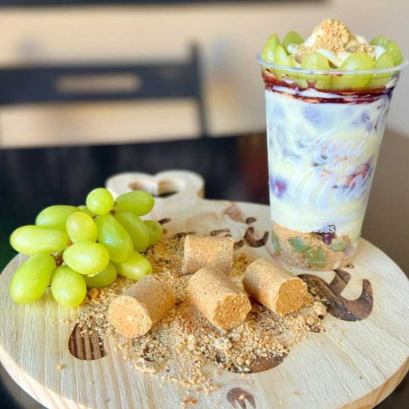 Açai, Uva Thompson, Paçoca e muito creme de leitinho... Uma delicia. Copo de 500ml.