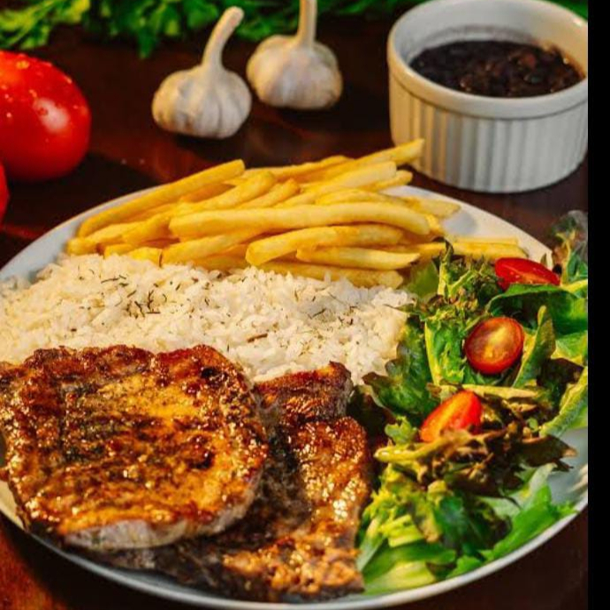 Aconpanha arros feijao macarrao batatas fritas farofa e salada fresca