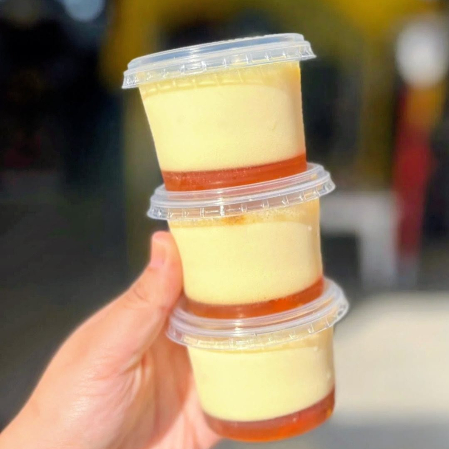 O pudim classico de leite condensado e calda de caramelo no pote de 140ml.