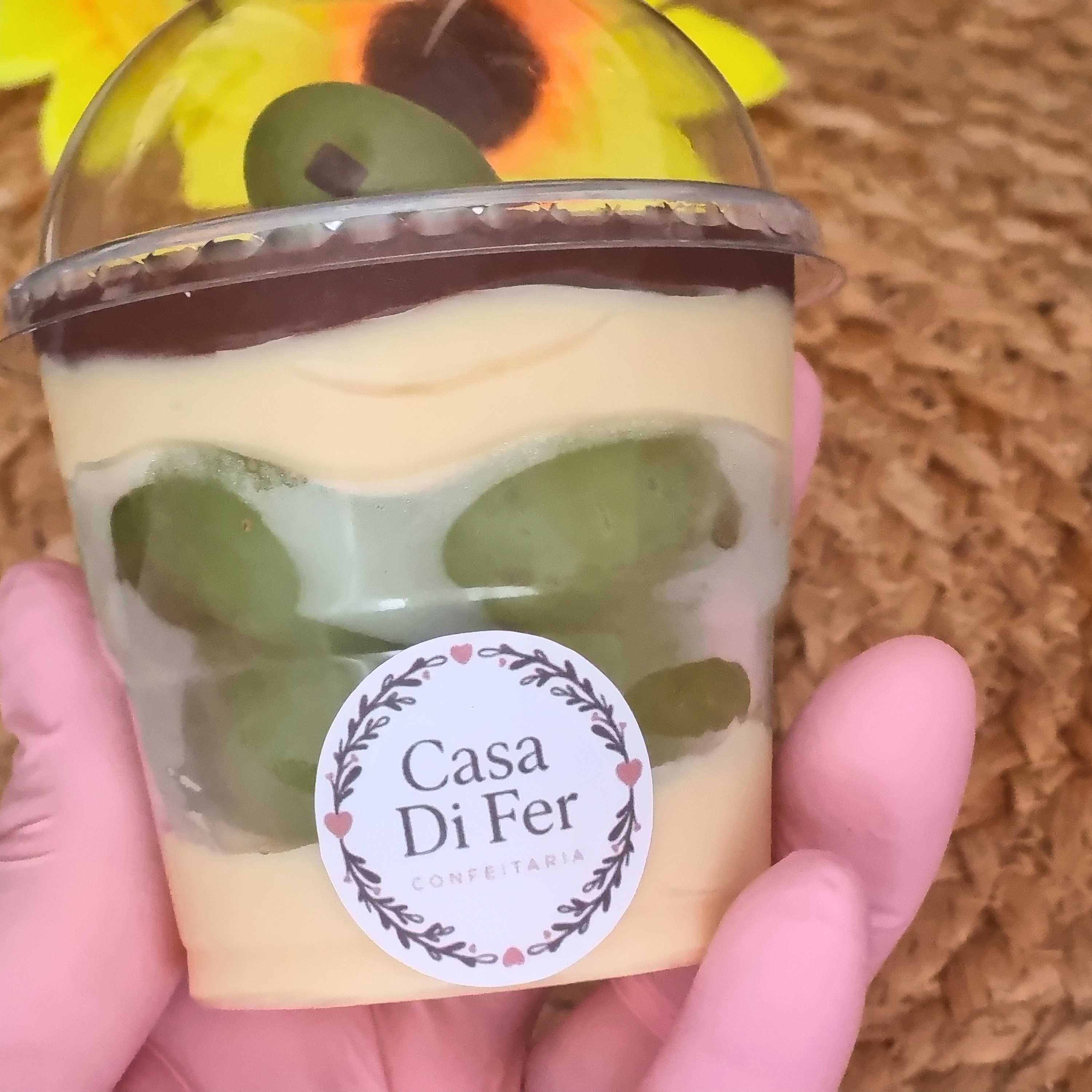 Brigadeiro Branco com Uvas Verde sem semente e ganache de chocolate meio amargo. Perfeito para os dias mais quentes! Peso 200 gramas.