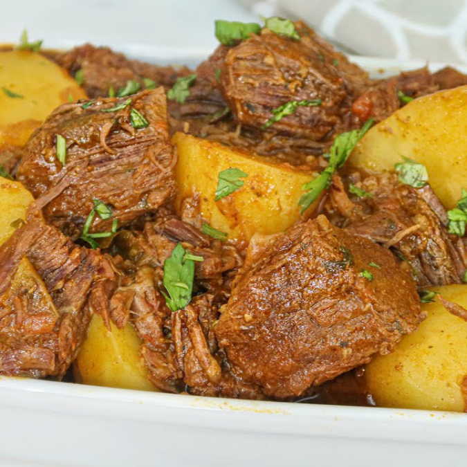 MARMITA 'M' ACOMPANHADA DE CARNE DE PANELA, MACARRÃO A BOLONHESA, REFOGADO, ARROZ, FEIJÃO PRETO OU BRTTANCO