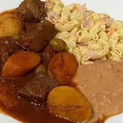 Barbacoa con sopa fria y frijoles puercos