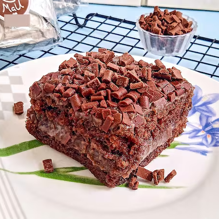 Esqueça tudo o que você conhece sobre bolo gelado, e abrace uma nova experiência! Bolo beem fofinho, e molhadinho, de cacau, recheado e coberto com recheio do mais puro chocolate nobre au lait, decorado com flakes artesanais. Perfeito para quem Ama chocolate! Ele vai embrulhado no tradicional Papel Alumínio, e no Celofane Cristal. Peso aproximado: 100g Alérgicos: Contém glúten, leite e derivados.