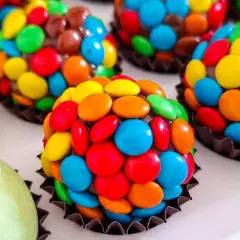 Nosso irresistível brigadeiro caseiro, feito artesanalmente com ingredientes de primeira linha e cuidadosamente enrolado com Confete colorido. Preço por unidade.