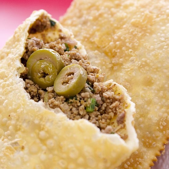 Recheado com carne moída e azeitona fatiada.  Massa de 21cm sequinha e crocante.