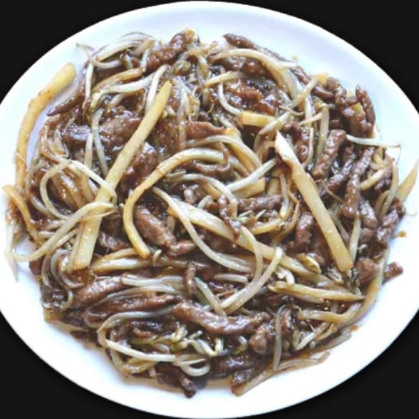 carne bovina desfiada com broto de feijão, temperado com molho shoyo.