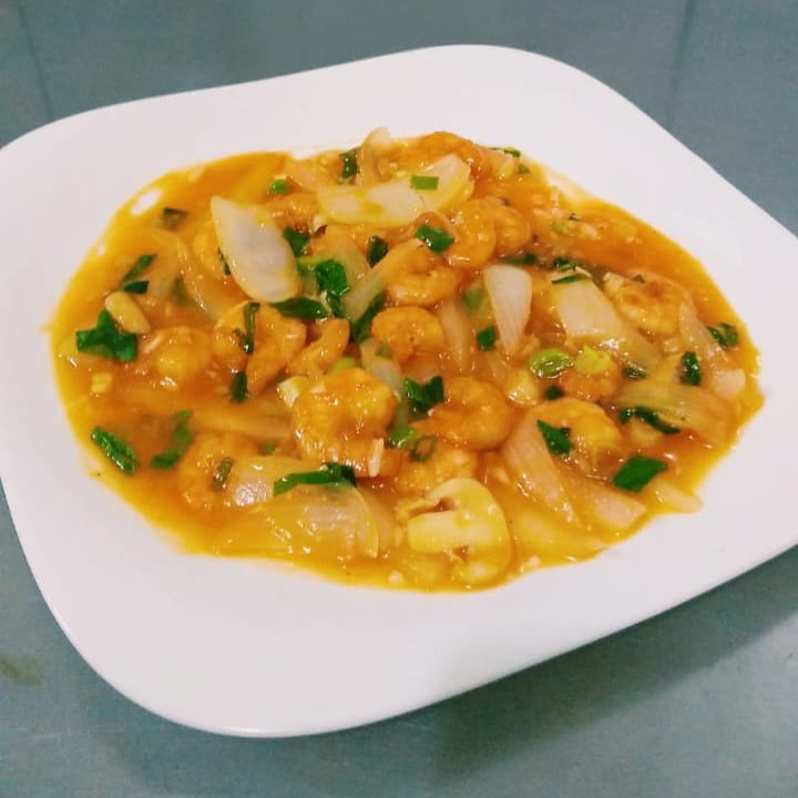 Camarão, cebola, cogumelo e gengibre ao molho de tomate levemente apimentado.