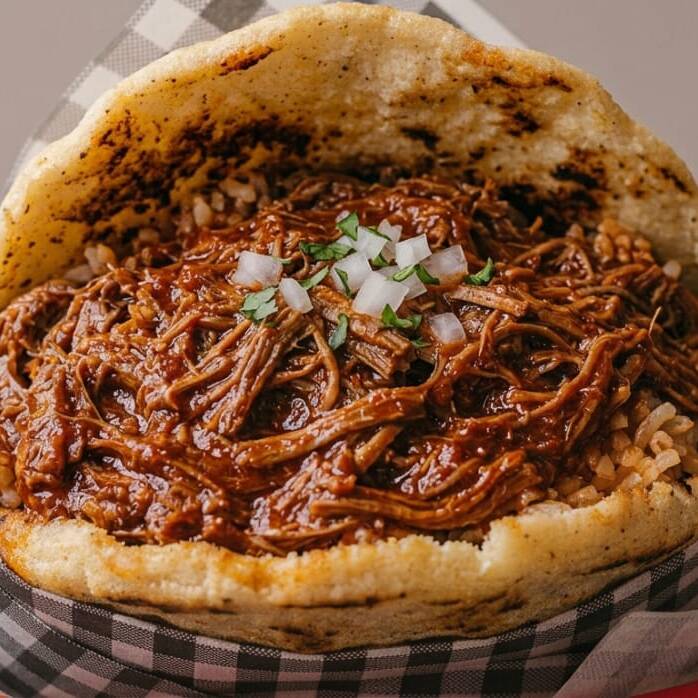 GORDITA DE CARNE DESHEBRADA
